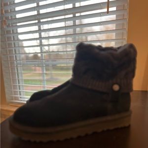 Size 9 Ugg Sweater Boots - Black